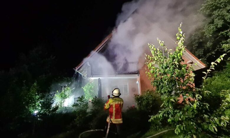 Großeinsatz für sieben Feuerwehren bei Dachstuhlbrand in Maschen – Blitz schlägt in Gebäude ein