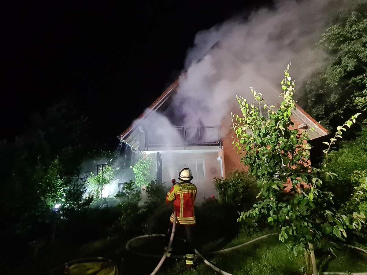 Großeinsatz für sieben Feuerwehren bei Dachstuhlbrand in Maschen – Blitz schlägt in Gebäude ein