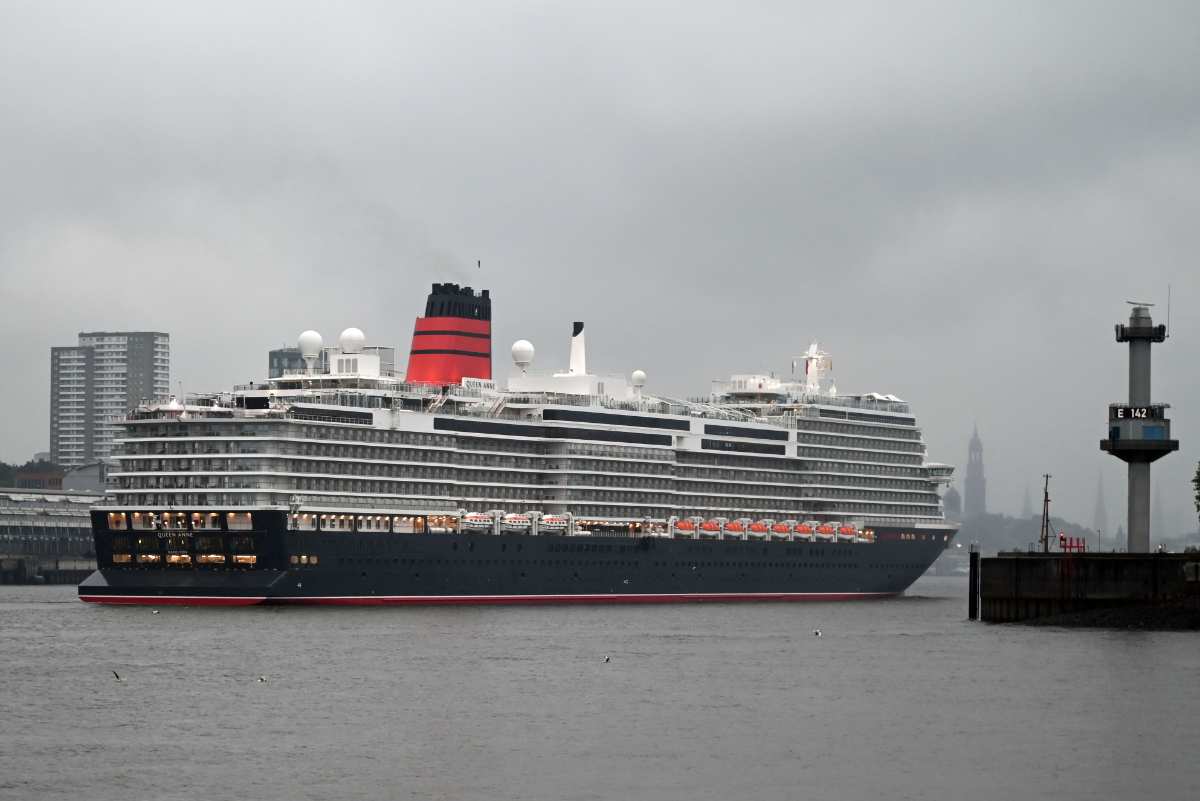 Hamburg begrüßt die Queen Anne: Erstes Anlegen des neuen Kreuzfahrtschiffs im Hafen