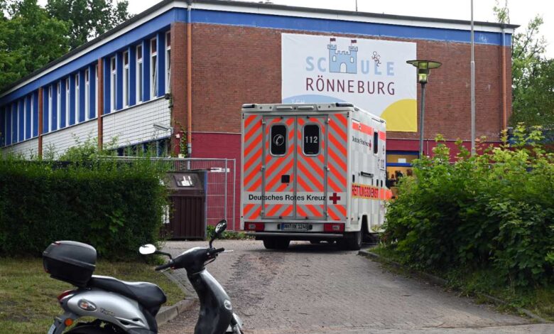 Schüler will Treppe runterrutschen - Feuerwehr muss ihn aus misslicher Lage befreien