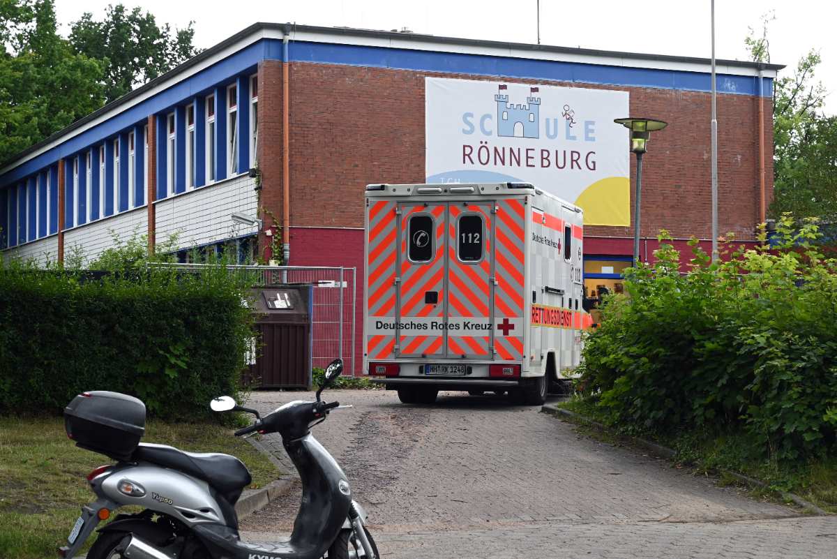 Schüler will Treppe runterrutschen - Feuerwehr muss ihn aus misslicher Lage befreien