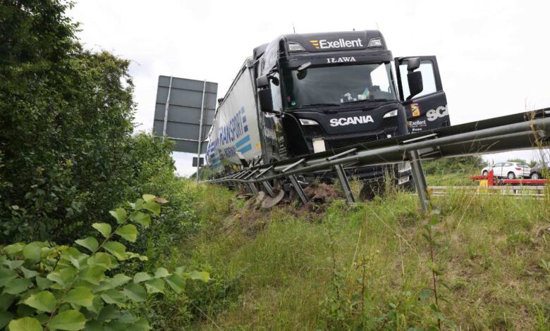 LKW verunglückt auf Autobahn 7 und fährt zwei Mal in Leitplanke – stand der LKW-Fahrer unter Medikamenteneinfluss?