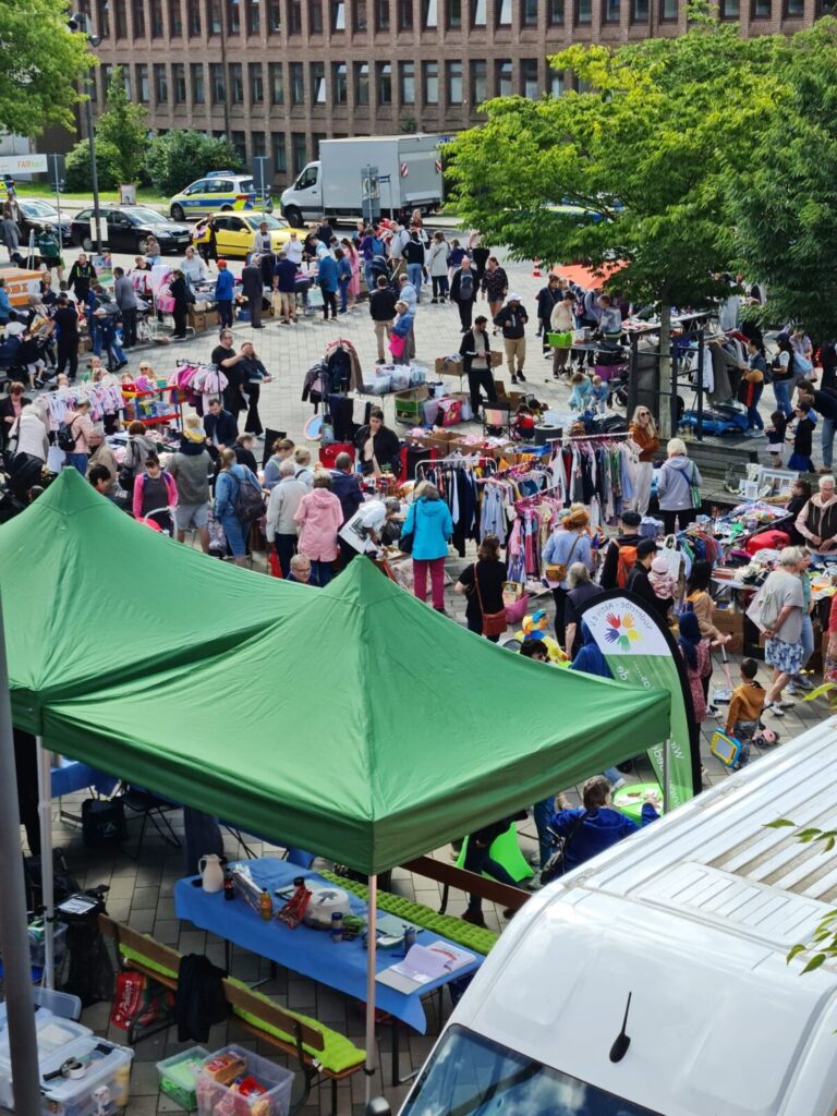 Großer Flohmarkt in Neugraben trotzt unbeständigem Wetter und begeistert Besucher