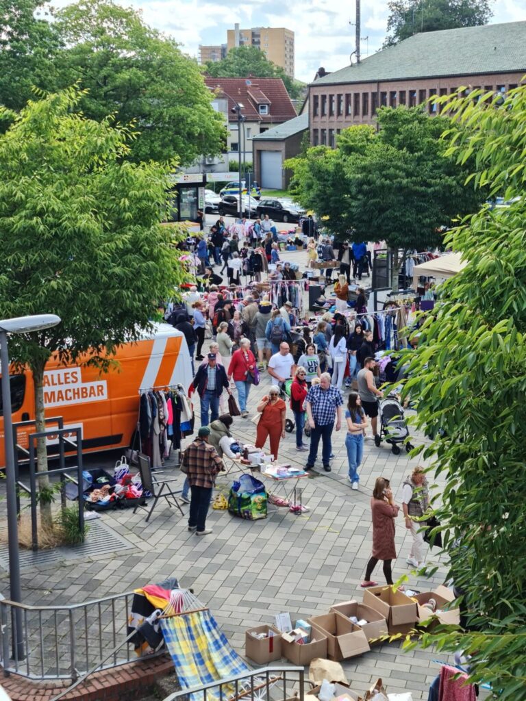 Großer Flohmarkt in Neugraben trotzt unbeständigem Wetter und begeistert Besucher