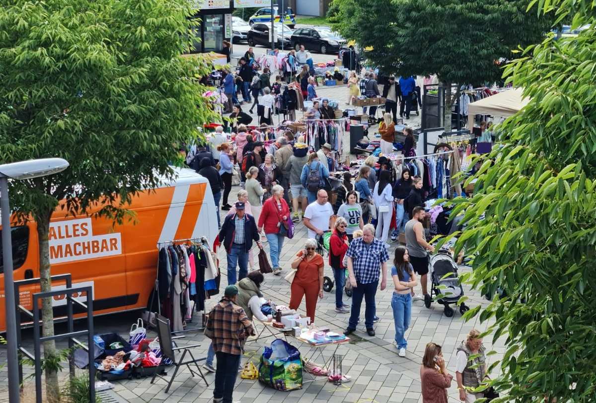 Großer Flohmarkt in Neugraben trotzt unbeständigem Wetter und begeistert Besucher