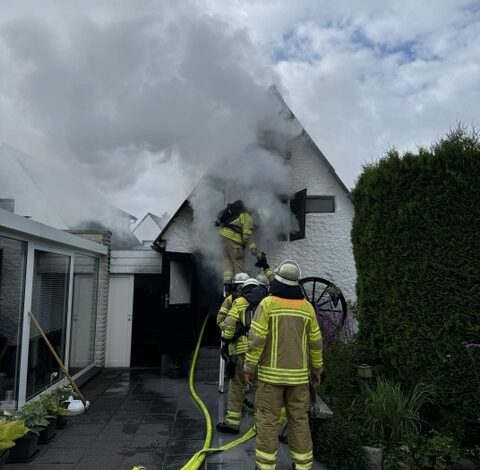 Feuerwehr und Polizei im Einsatz: Werkstattbrand verursacht hohen Schaden