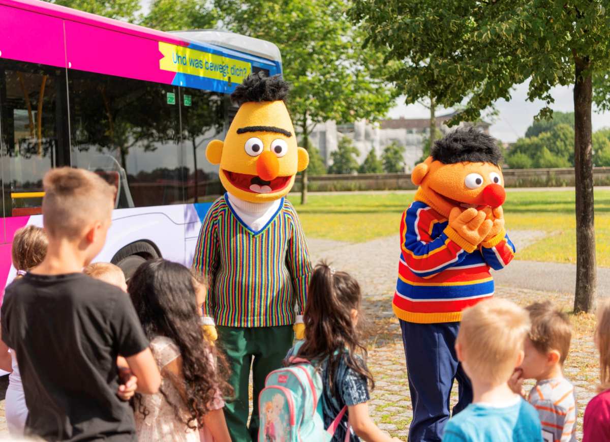 Großer hvv Familientag mit Ernie, Bert und dem „Sesamstraße“-Bus am Museum der Arbeit