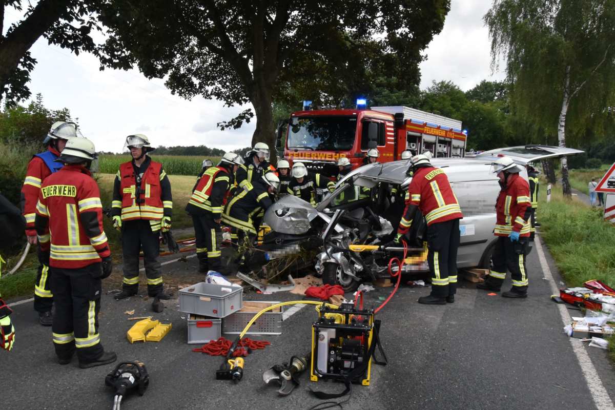 Schwerer Verkehrsunfall bei Lübberstedt: 24-Jähriger lebensgefährlich verletzt