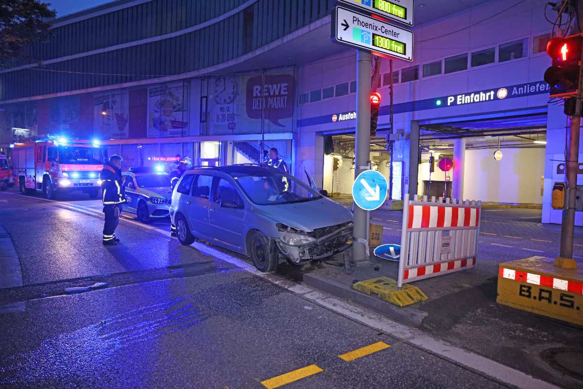 Kleinwagen kollidiert mit Mast des Parkleitsystems – Fahrer flüchtig
