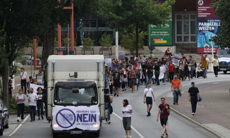 Protest gegen Bezahlkarte für Flüchtlinge: Demonstration in Hamburg-Harburg