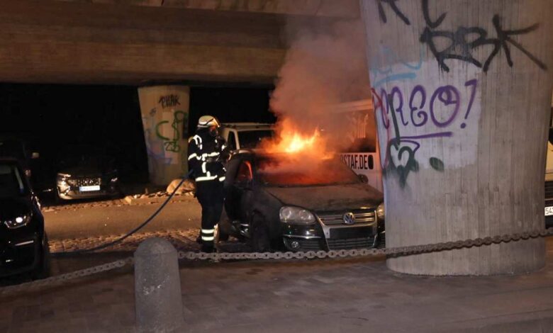 Tatverdächtiger erst vorher festgenommen: Erneut Fahrzeugbrand in Hannoverscher Straße