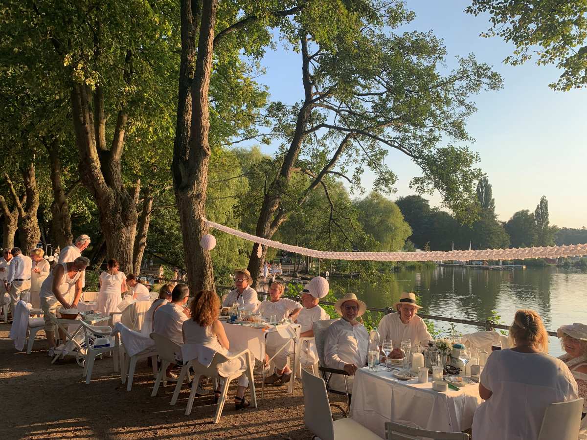 11. „Weißes Dinner“ im Harburger Stadtpark: Ein Fest der Gemeinschaft