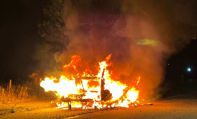 Wohnwagen in Flammen: Feuerwehr rückt in den frühen Morgenstunden aus
