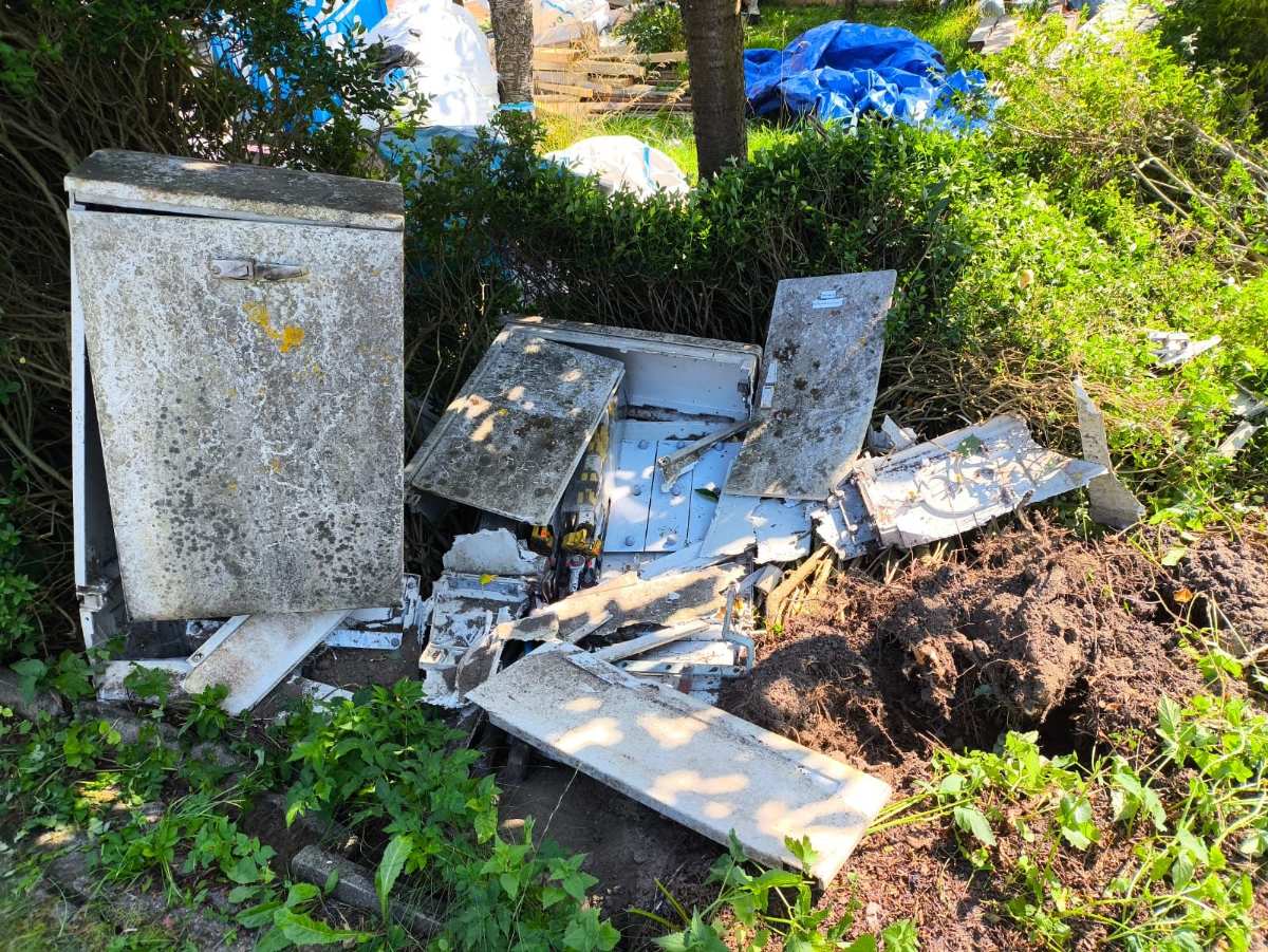 Unbekannter LKW-Fahrer zerstört Stromverteilerkasten: Stromausfall in der Umgebung