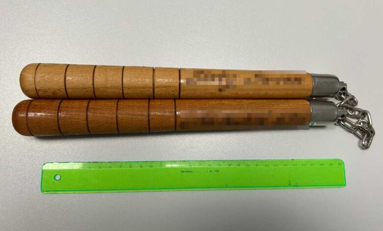 "Sofa-Deko" wird teuer: Zoll stellt verbotene Waffe am Hamburger Flughafen sicher 3 "Sofa-Deko" wird teuer: Zoll stellt verbotene Waffe am Hamburger Flughafen sicher