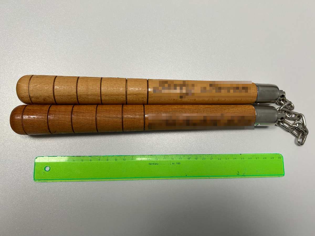 "Sofa-Deko" wird teuer: Zoll stellt verbotene Waffe am Hamburger Flughafen sicher