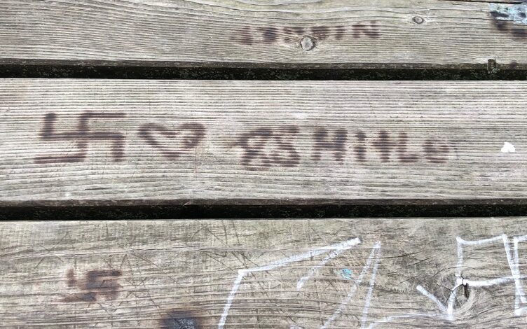 Vandalismus an Grundschule: Idioten ritzen Hitler-Schriftzug in Holztische 5 Vandalismus an Grundschule: Idioten ritzen Hitler-Schriftzug in Holztische