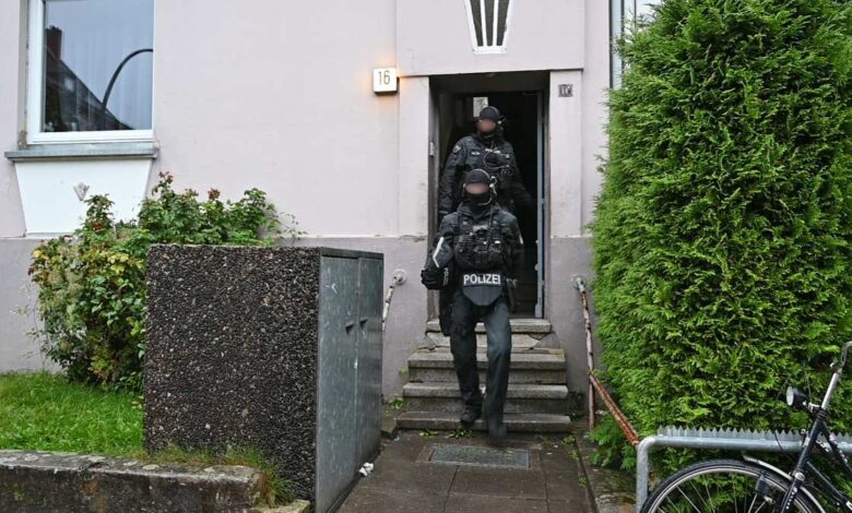 Polizist bei Durchsuchung mit Stange angegriffen – Polizei stellt umfangreiches Beweismaterial sicher