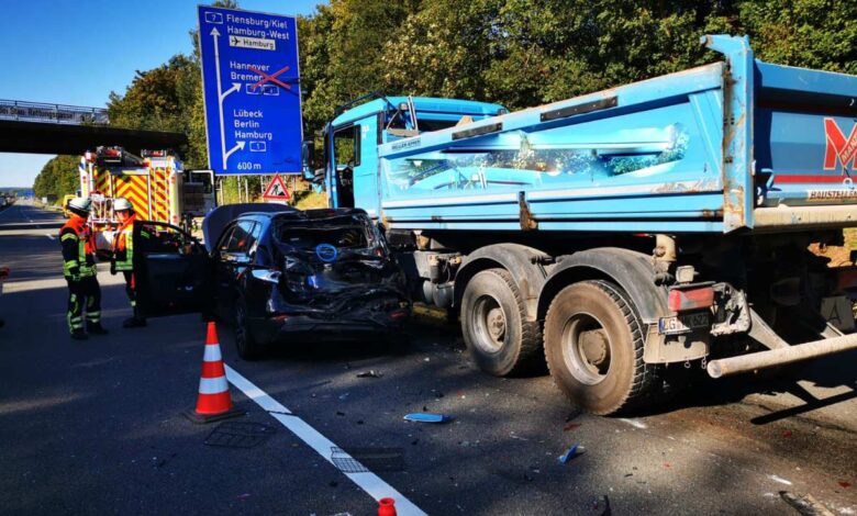 Verkehrsunfall auf der A39 bei Maschen: Drei Leichtverletzte und hoher Sachschaden 2 Verkehrsunfall auf der A39 bei Maschen: Drei Leichtverletzte und hoher Sachschaden
