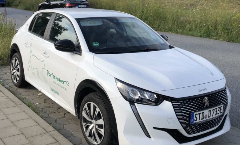 Dorfstromer-Schnack im Fischbeker Heidbrook: Elektro-Carsharing zum Kennenlernen 10 a white car parked on a road