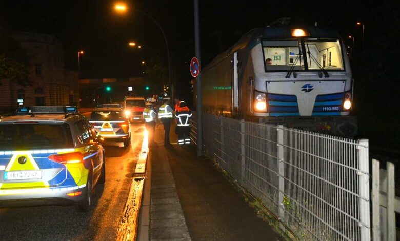 Fahrrad auf Gleise geworfen – Feuerwehr-Einsatz auf der Buxtehuder Straße 6 Fahrrad auf Gleise geworfen – Feuerwehr-Einsatz auf der Buxtehuder Straße