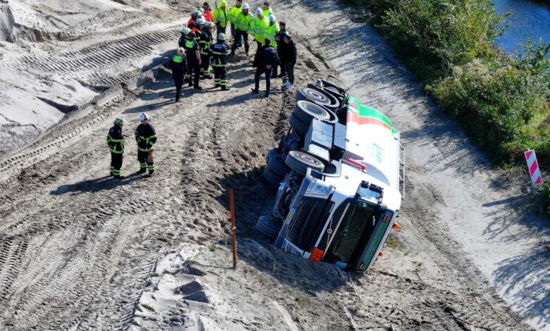 Tanklaster-Unfall auf der A26-Baustelle: Diesel aus defektem Tank läuft aus 3 Tanklaster-Unfall auf der A26-Baustelle: Diesel aus defektem Tank läuft aus