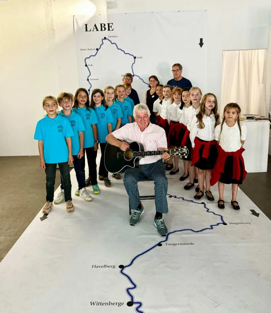 Frohsinn im Fluss: Rolf Zuckowski und Elbkinderlandchöre auf großer „Elbtour 2025“ 1 Frohsinn im Fluss: Rolf Zuckowski und Elbkinderlandchöre auf großer „Elbtour 2025“