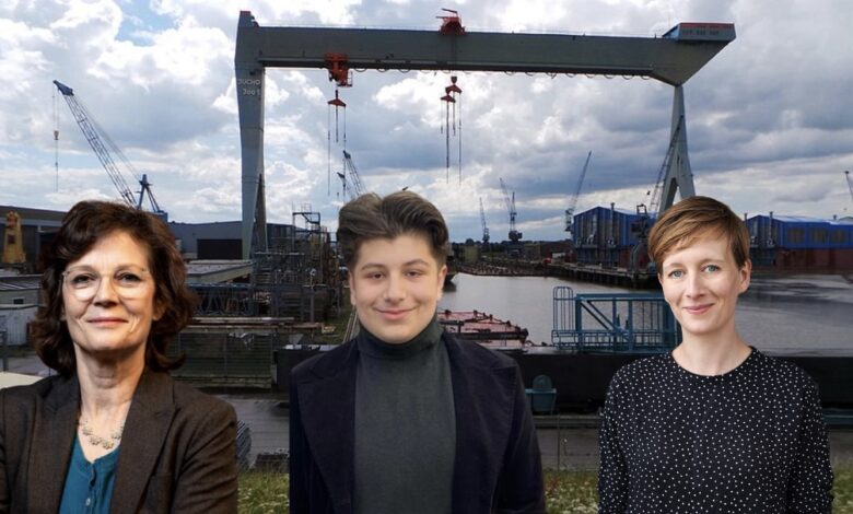 Drei Personen vor einem Hafen.