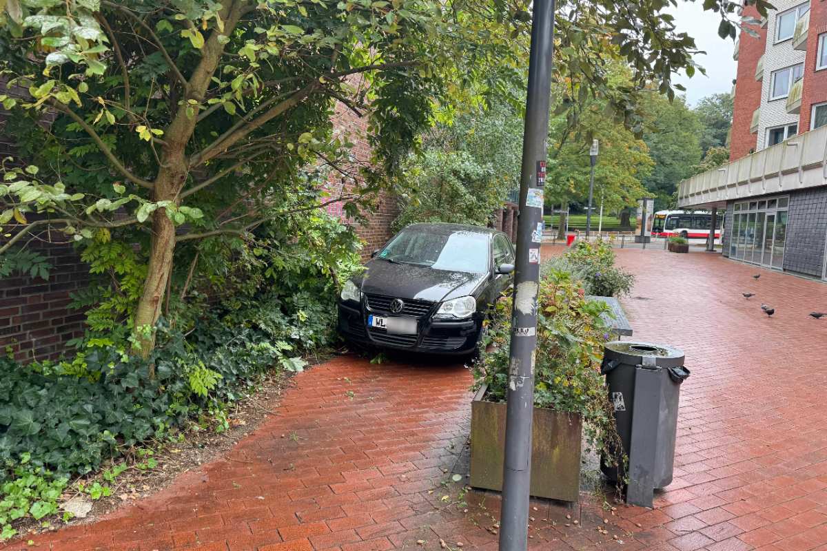 Rätselraten um Poller-Irrfahrt: Seniorin fährt sich in Fußgängerzone fest