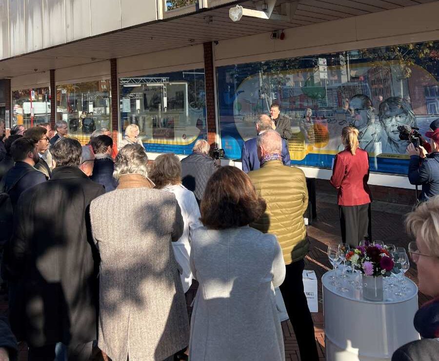 Karstadt-Gebäude wird zur kreativen Schaufenstergalerie 1 Karstadt-Gebäude wird zur kreativen Schaufenstergalerie