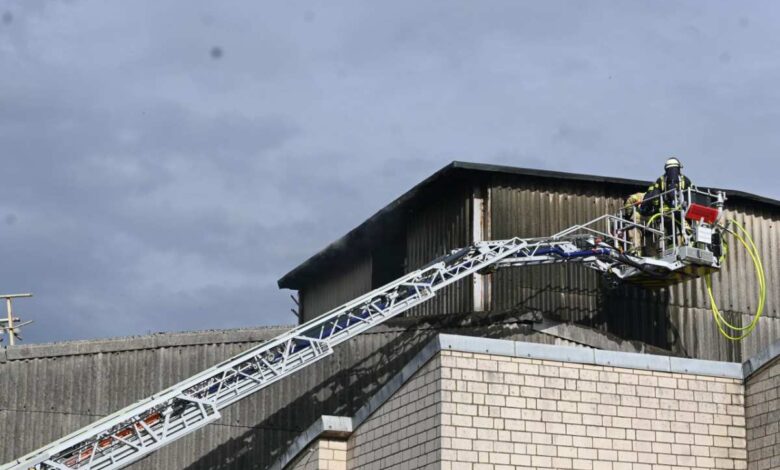 Großbrand in Buxtehude: Lager- und Betriebshalle in Flammen 2 Großbrand in Buxtehude: Lager- und Betriebshalle in Flammen