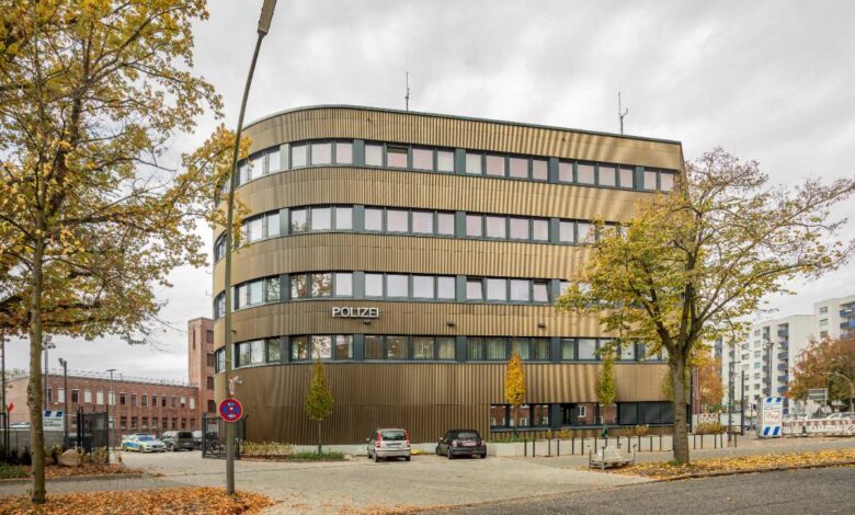 Feierliche Wiedereröffnung des modernisierten Polizeikommissariats in Bergedorf