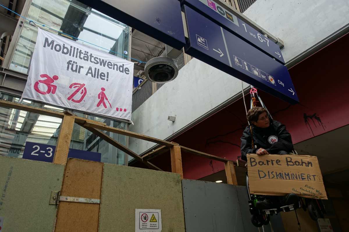 Protestaktion für Barrierefreiheit am Lüneburger Bahnhof