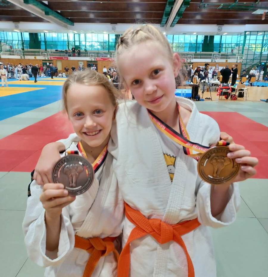 Doppelbronze für KSC-Judotalente beim Elefantencup: Jenna und Mara trumpfen auf!