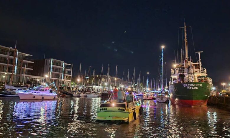 Lichterglanz und Seemannsschmaus: Bootsfahrten auf der Schwinge 10 Lichterglanz und Seemannsschmaus: Bootsfahrten auf der Schwinge