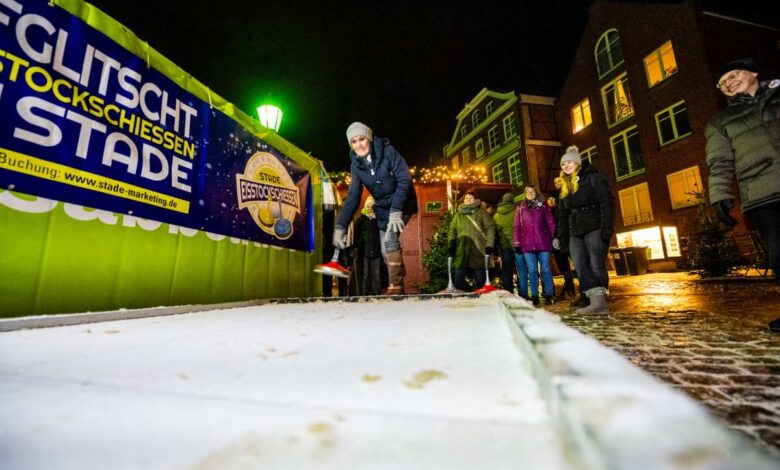 Zweifaches Eisvergnügen in Stade: Eisstockschießen und Schlittschuhlaufen zur Weihnachtszeit