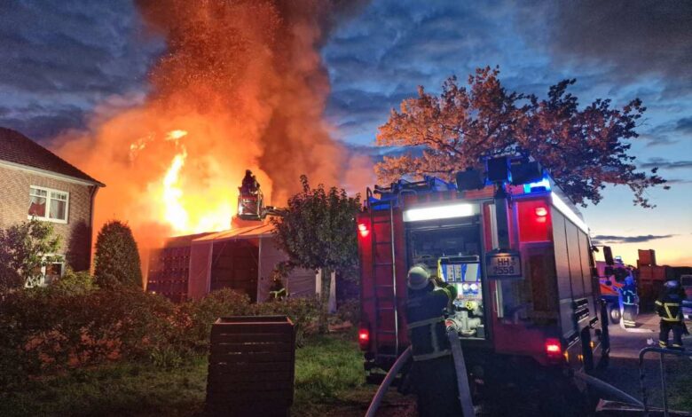 Großbrand im Alten Land: Feuerwehr warnt vor Rauchgasen