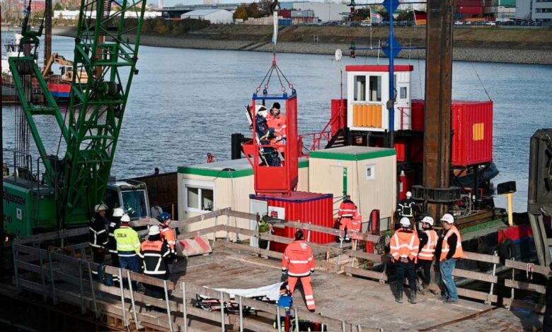 Schwerer Arbeitsunfall auf der Elbe: Arbeiter von Metallbolzen am Kopf getroffen