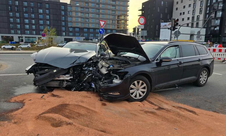 Unfall auf der Versmannstraße: Zwei Verletzte und erheblicher Sachschaden