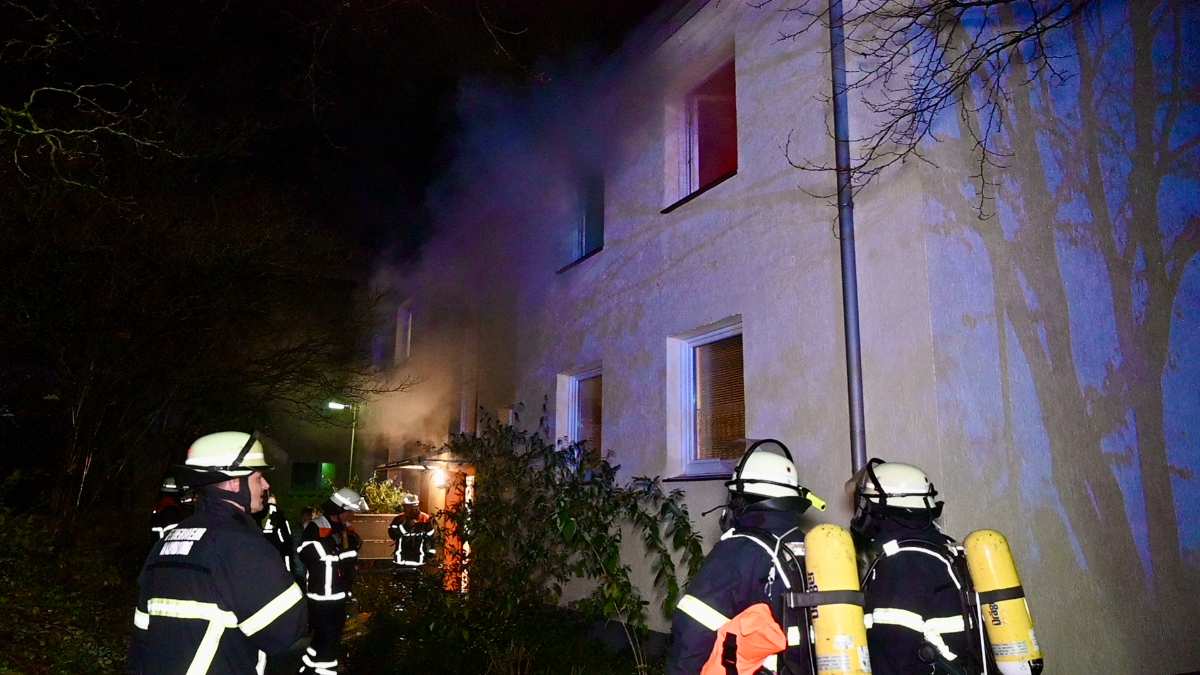 Küchenbrand in Heimfeld: Feuerwehr rettet vier Personen aus verrauchten Haus