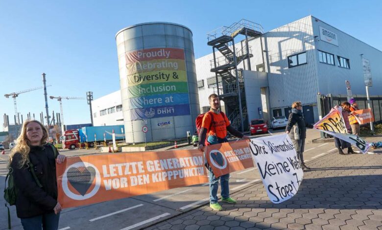 Letzte Generation: Klimaschützer blockieren Amazon-Ausfahrt in Hamburg