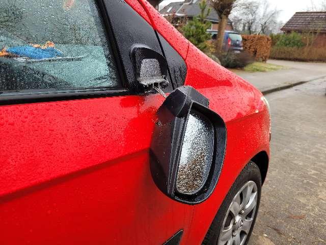 Außenspiegel von geparkten Autos in Hedendorf zerstört 1 Beschädigtes Auto
