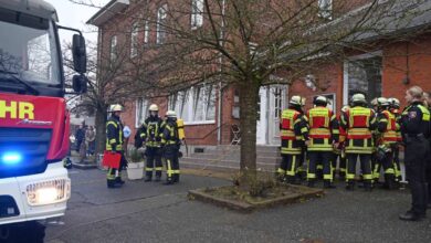 Fettbrand in Restaurantküche sorgt für Feuerwehreinsatz in Vahrendorf 5 a group of firefighters standing outside a building