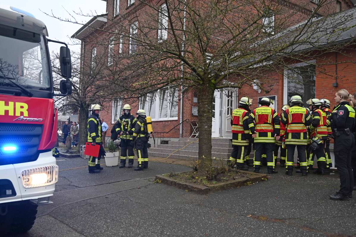 Fettbrand in Restaurantküche sorgt für Feuerwehreinsatz in Vahrendorf 1 a group of firefighters standing outside a building