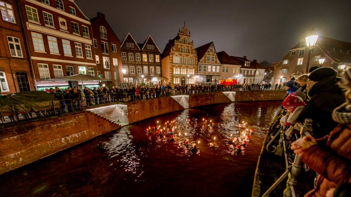 Winterfackelschwimmen im Hansehafen: Ein besonderes Highlight zur Weihnachtszeit