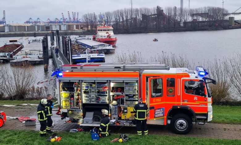 Brand auf Binnenschiff „Linah“ erfolgreich gelöscht: Einsatz von 70 Feuerwehrleuten