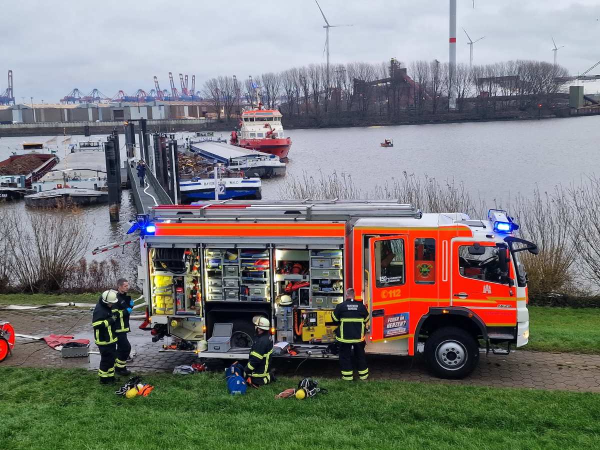 Brand auf Binnenschiff „Linah“ erfolgreich gelöscht: Einsatz von 70 Feuerwehrleuten 1 Brand auf Binnenschiff „Linah“ erfolgreich gelöscht: Einsatz von 70 Feuerwehrleuten