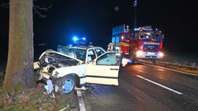 25-Jähriger bei Frontalunfall schwer verletzt: Crash in Rosengarten 4 a car crashed into a wood