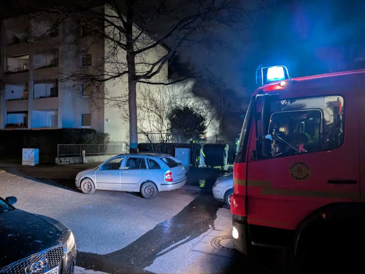 Feuer in Müllstandsanlage in Hausbruch: Feuerwehr schnell vor Ort 1 a fire truck and a car in a parking lot at night