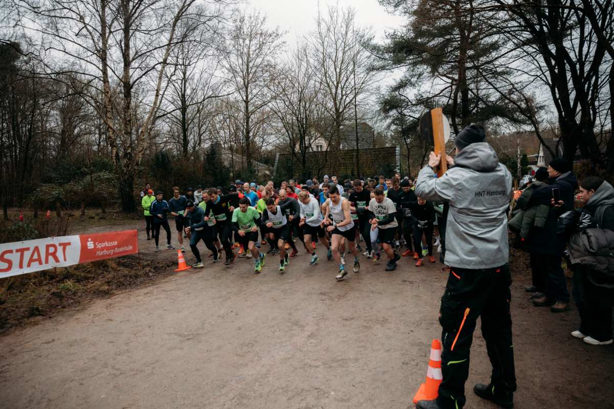 Über 200 Läufer trotzen Regen beim 7. Süderelbe-Cross 1 a group of people running on a dirt road